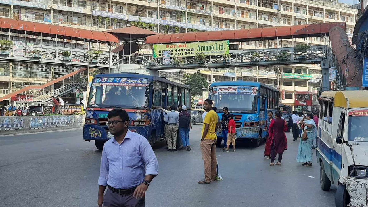 ‘ভয়-আতঙ্ক’ নিয়েই পথে যাত্রীরা, গণপরিবহন কম