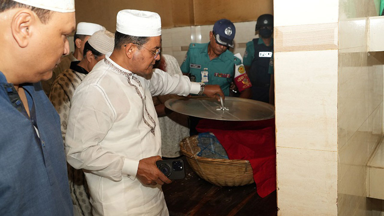 মিরপুর পিওএম পরিদর্শনে গিয়ে মেসের খাবার খেলেন ডিএমপি কমিশনার