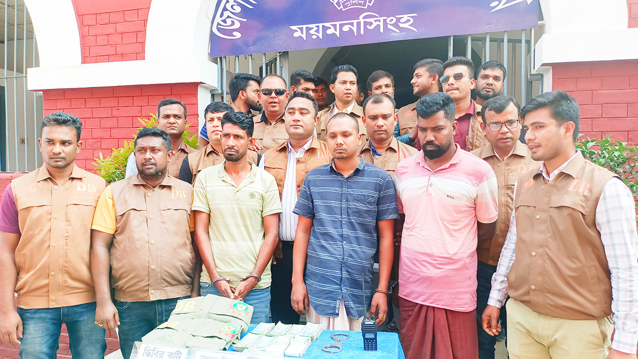 র্যাব-পুলিশ পরিচয়ে মহাসড়কে ডাকাতি করে তারা