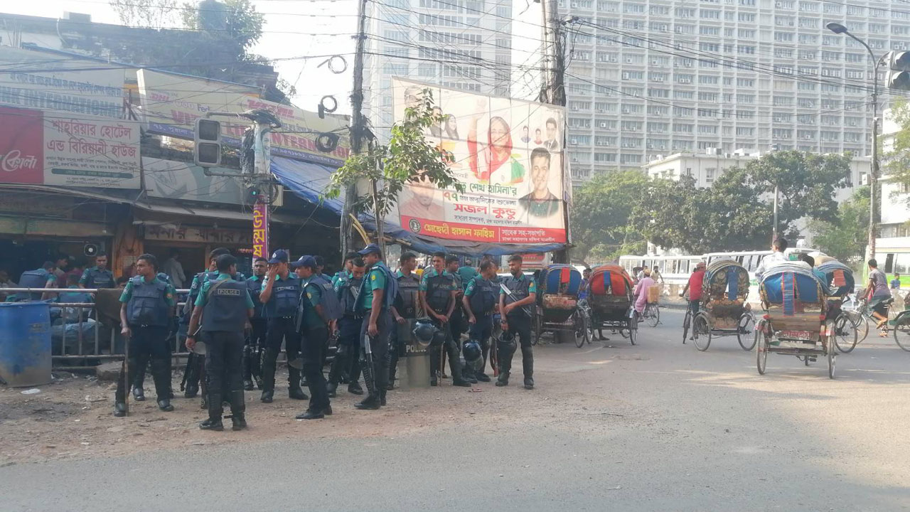 হরতাল ডেকে মাঠে নেই বিএনপি, মোড়ে-মোড়ে সতর্ক পুলিশ