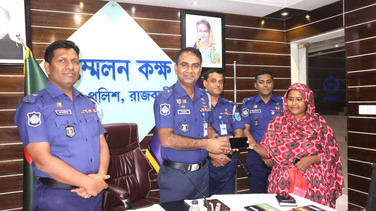 হারানো ৪৬টি মোবাইল ফোন উদ্ধার করে ফেরত দিলো পুলিশ