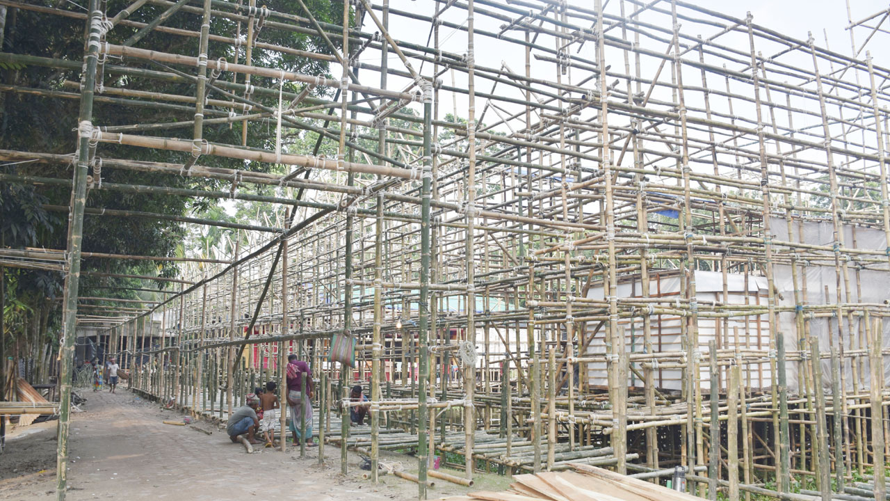বাঁশ দিয়ে নির্মিত হচ্ছে ১৪০০ ফুটের মণ্ডপ, থাকবে ৩০০ প্রতিমা