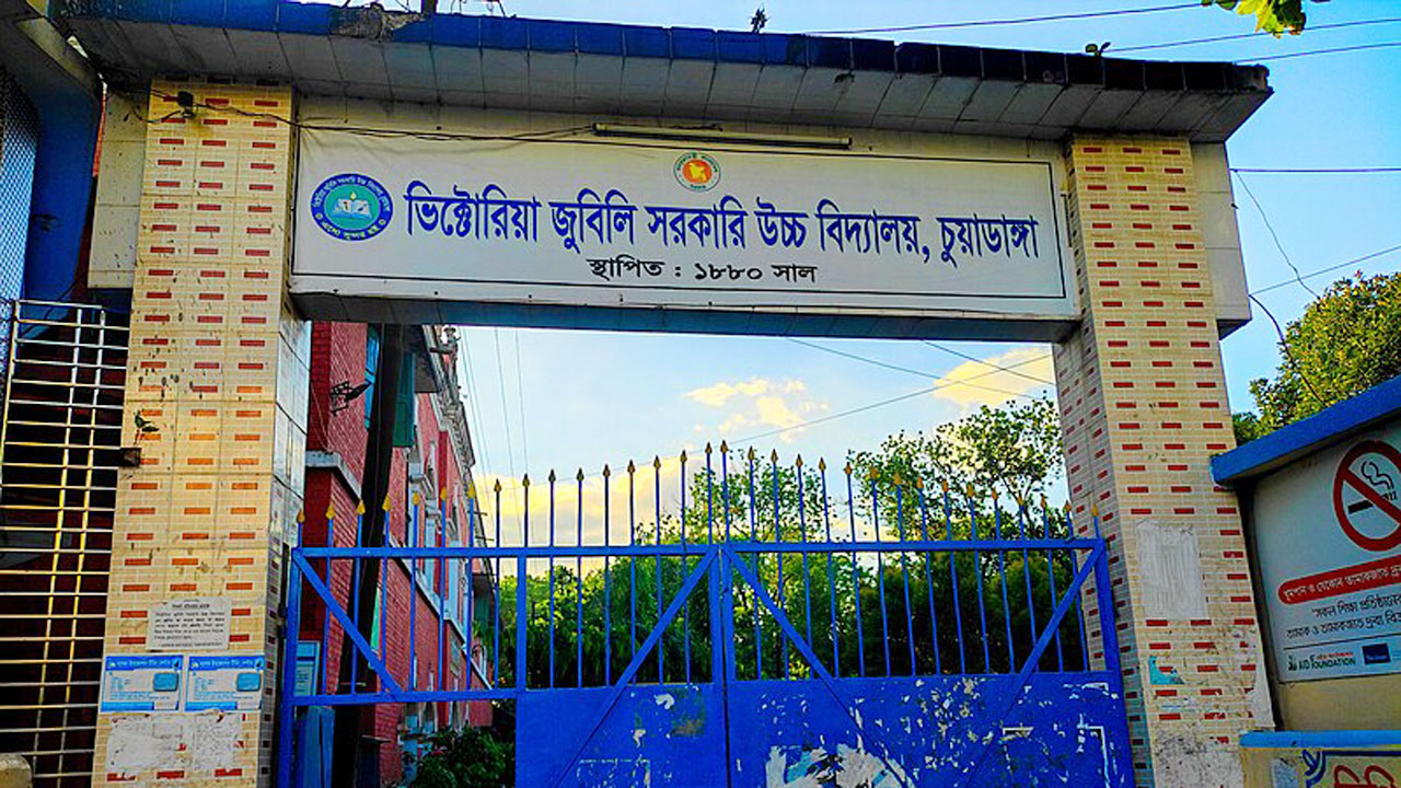 পরীক্ষাকক্ষে শিক্ষককে চড়-থাপ্পড় দিল দশম শ্রেণির শিক্ষার্থী