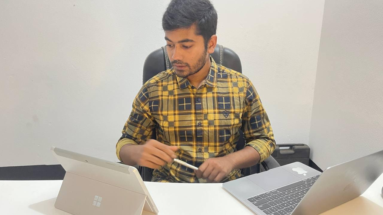 ঘরে বসে লক্ষাধিক টাকা আয় করেন দেশ সেরা এই ফ্রিল্যান্সার