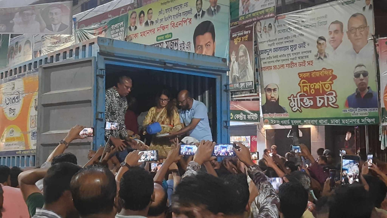 ভুনা খিচুড়ি দিয়ে আহার করছেন নেতাকর্মীরা, উচ্ছ্বসিত রিকশাচালকরাও