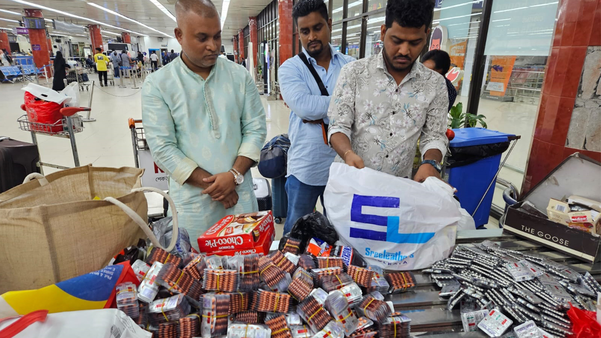 ভারতফেরত পাঁচ যাত্রীর কাছে মিলল ৪২ হাজার ‘টাপেন্টাডল’ মাদক