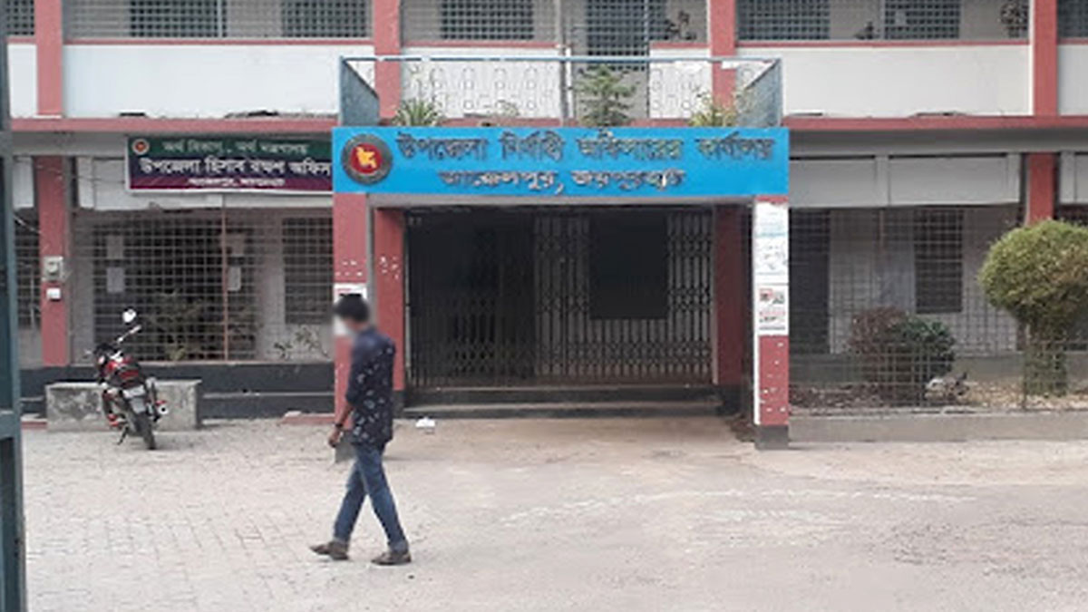 স্ত্রীর অধিকার পেতে ইউএনওর কার্যালয়ে ‘শিক্ষিকার’ অবস্থান  