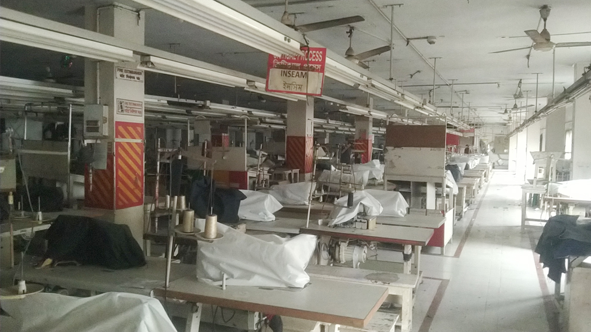 পাশের কারখানার আলকাতরার গন্ধ পোশাকে, ৩ বছর ধরে বন্ধ প্রতিষ্ঠান