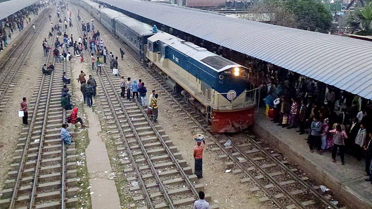 বিমানবন্দর রেলস্টেশনে ট্রেনের ধাক্কায় যুবকের মৃত্যু