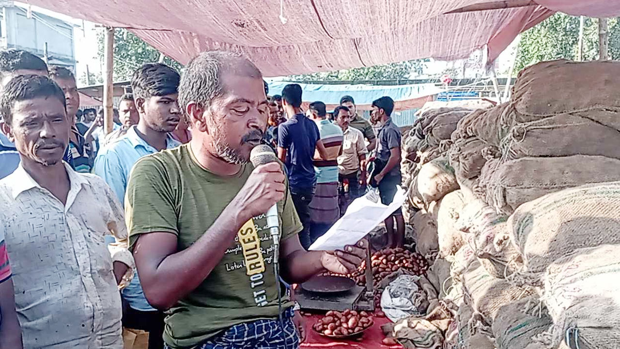 মাইকিং করে ৩৩ টাকা কেজি দরে আলু বিক্রি