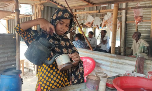 যক্ষ্মা আক্রান্ত বাবা, চা বিক্রি করে সংসার চালায় শিশু সুমাইয়া