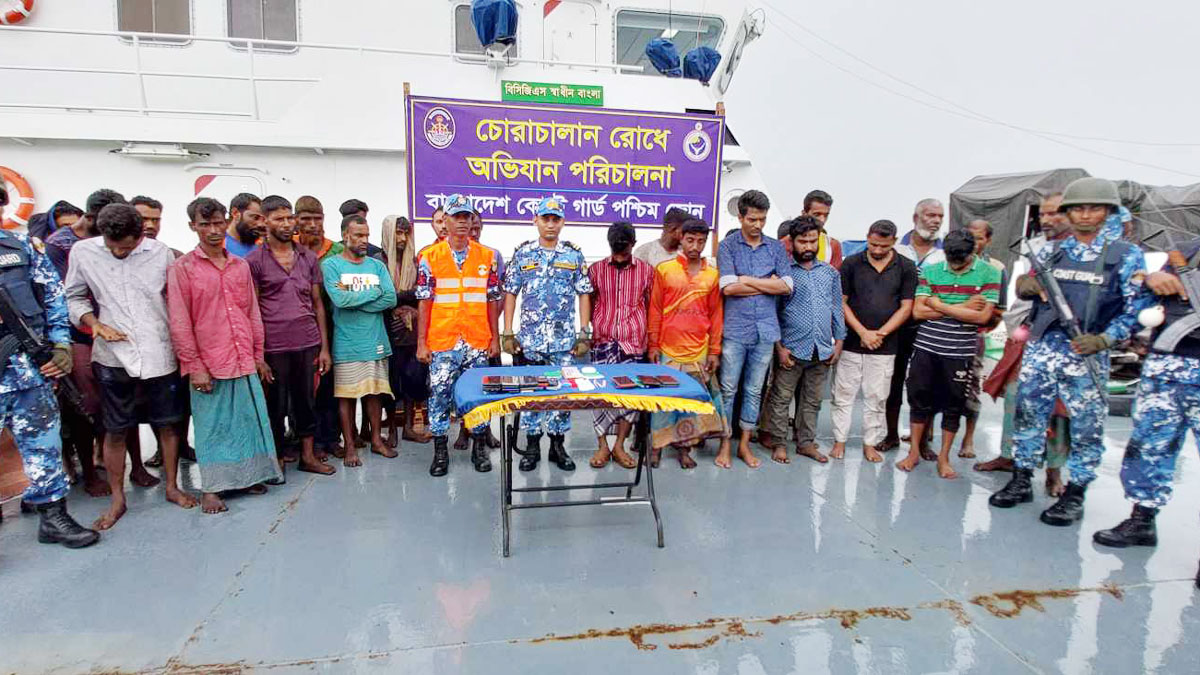 ৬৬০ টন কয়লাসহ দুই লাইটার জব্দ, আটক ৪১