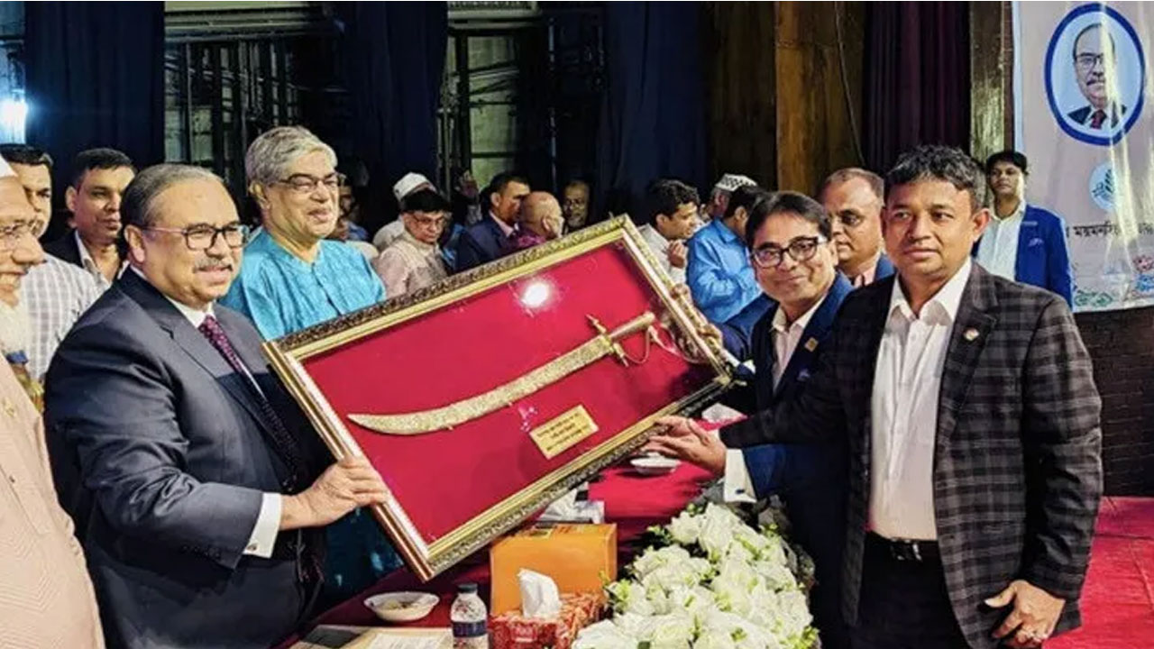 প্রধান বিচারপতিকে তরবারি উপহার দিয়েছেন ডিবি প্রধান হারুন