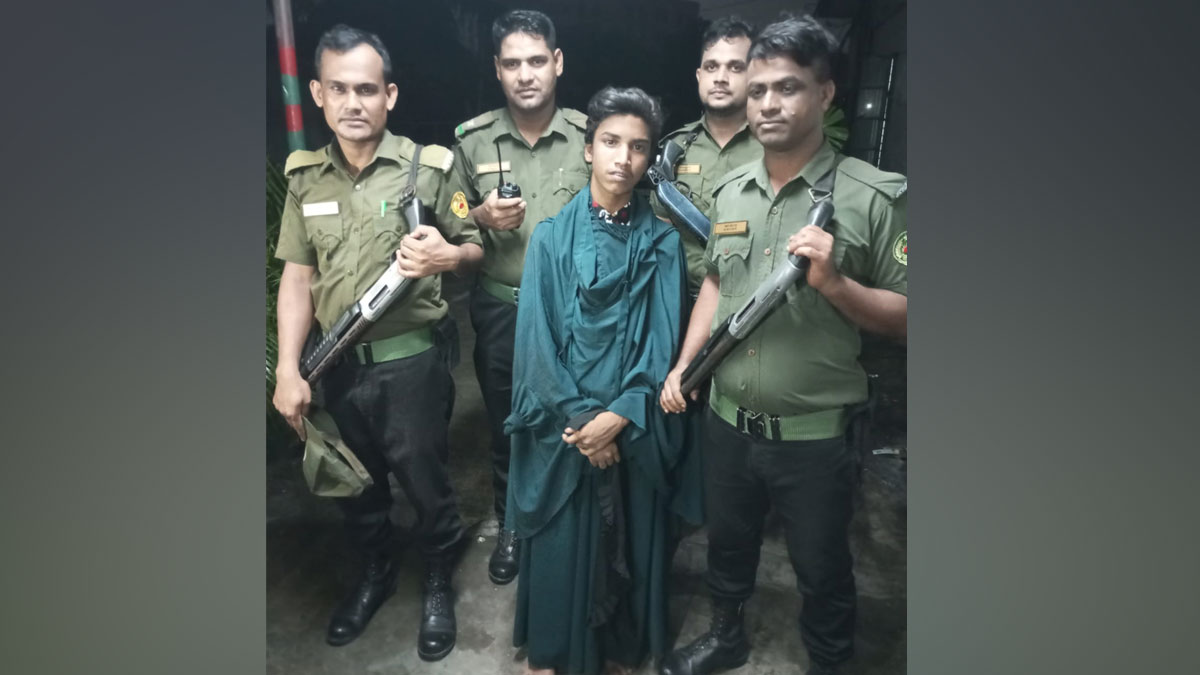 ঢামেকে বোরকা পরে চুরি করতে গিয়ে ধরা কিশোর
