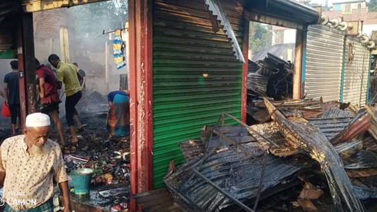 লক্ষ্মীপুরে আগুনে পুড়ে ছাই ১০ দোকান