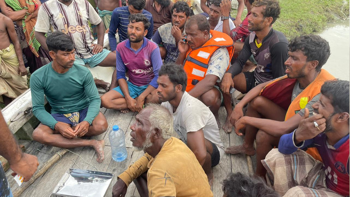 ৯৯৯ এ ফোন পেয়ে সাগরে হারিয়ে যাওয়া ২৯ জেলে উদ্ধার