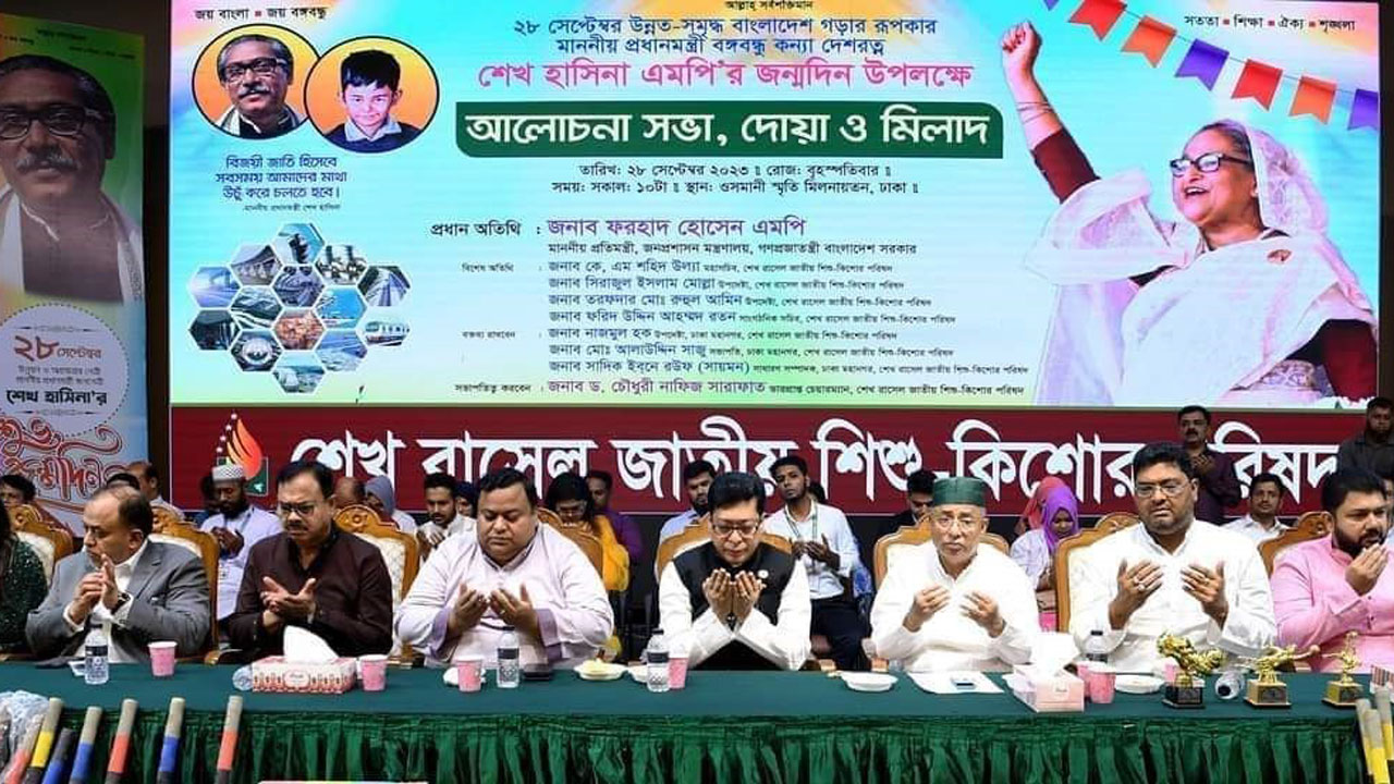 শিশুদের হাতে বছরের প্রথম দিনেই বই তুলে দেওয়া হচ্ছে
