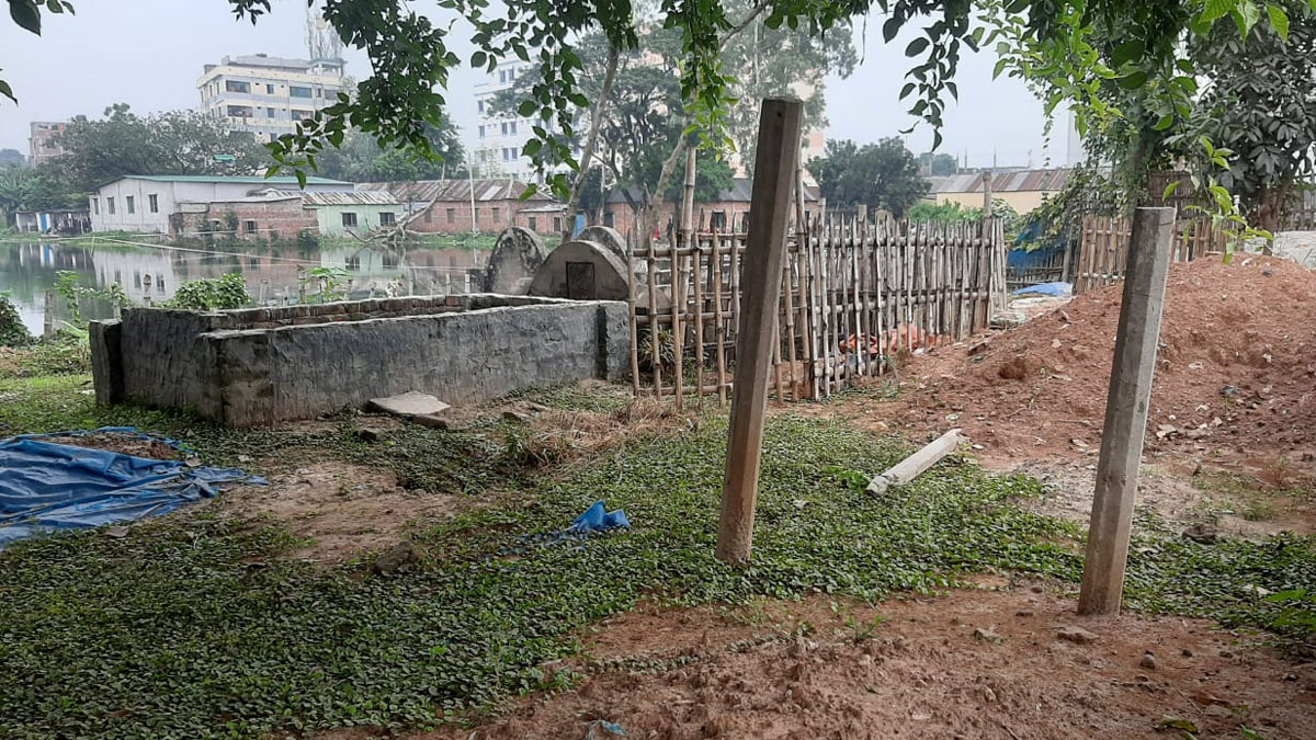 সাভারে কবরস্থান থেকে ৫ কঙ্কাল চুরি