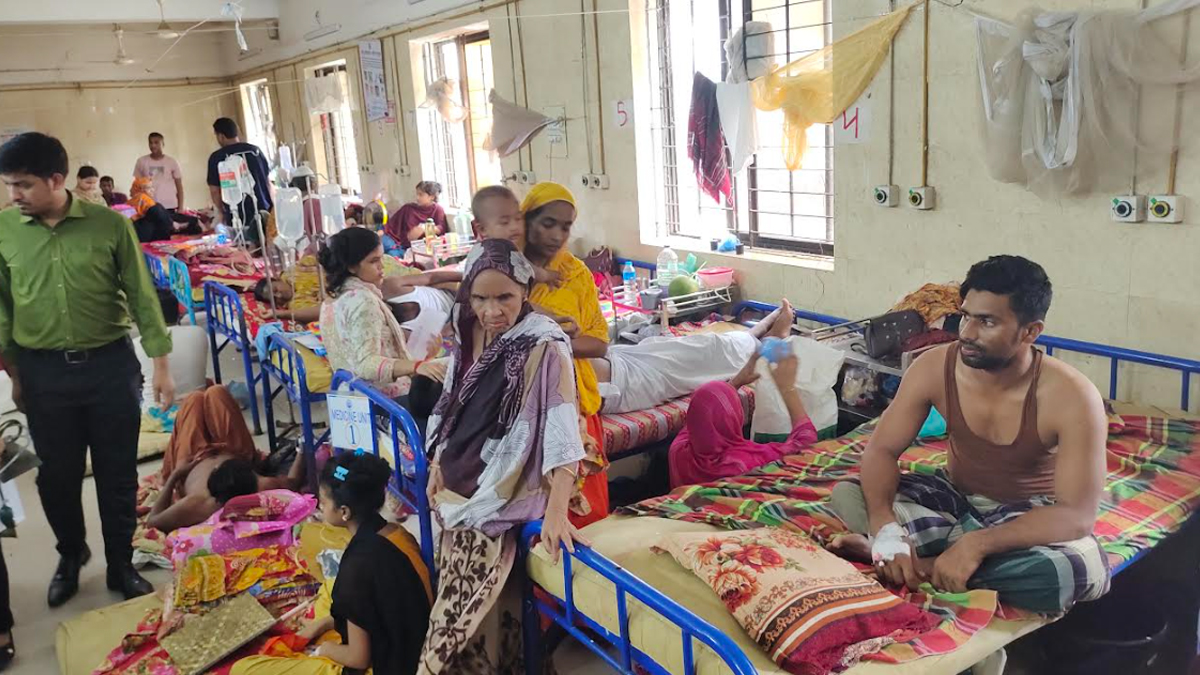 বাড়ছে ডেঙ্গু রোগী, তীব্র হচ্ছে স্যালাইন সংকট