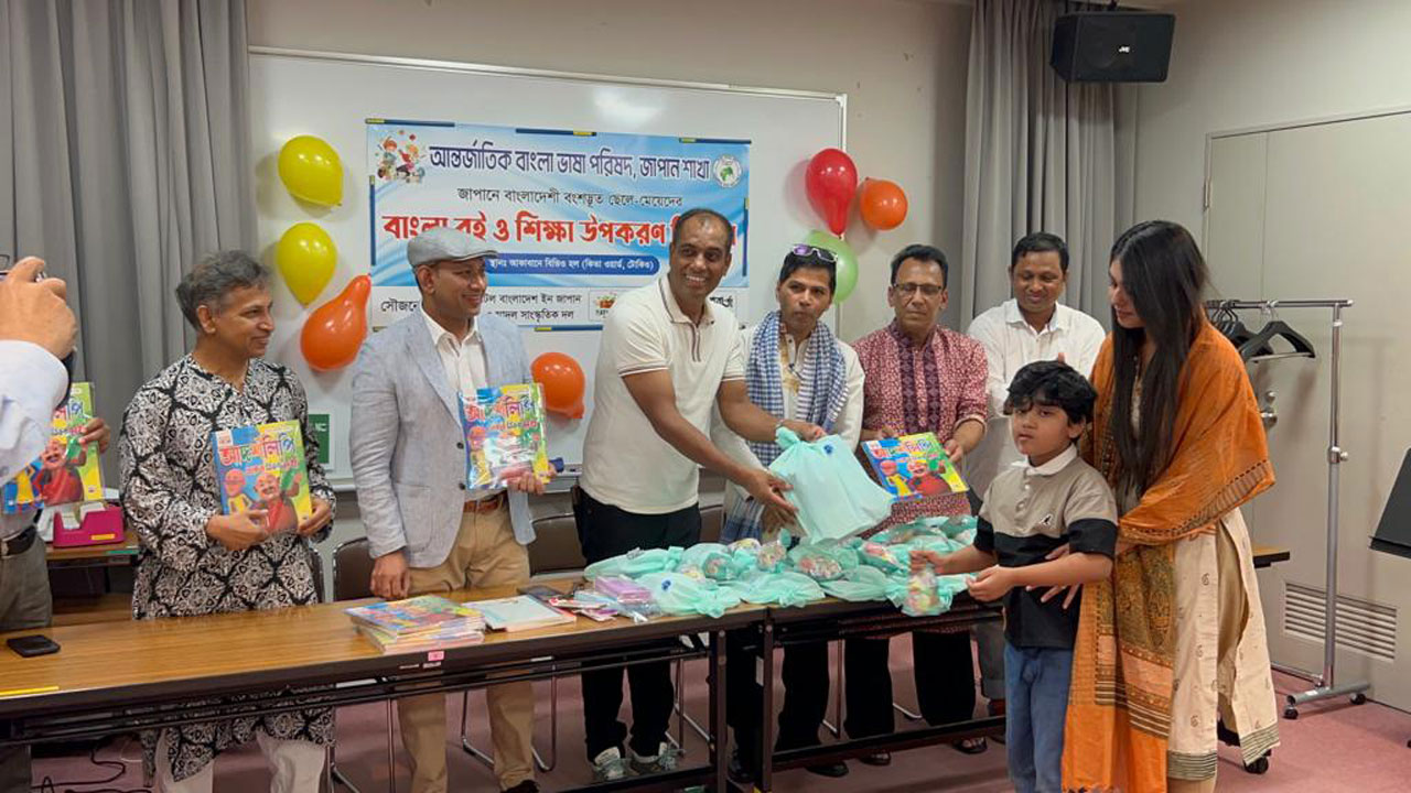 টোকিওতে আন্তর্জাতিক বাংলা ভাষা পরিষদের বই বিতরণ