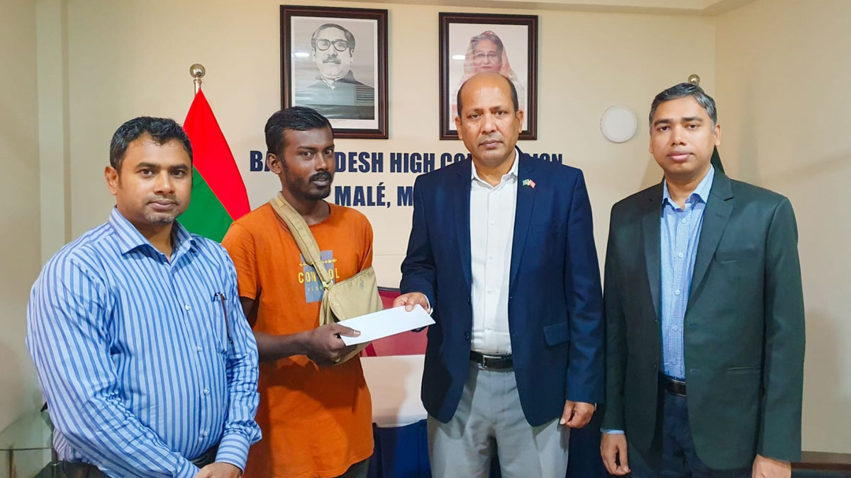 মালদ্বীপে অসুস্থ প্রবাসী সিকান্দারকে প্লেনের টিকিট হস্তান্তর