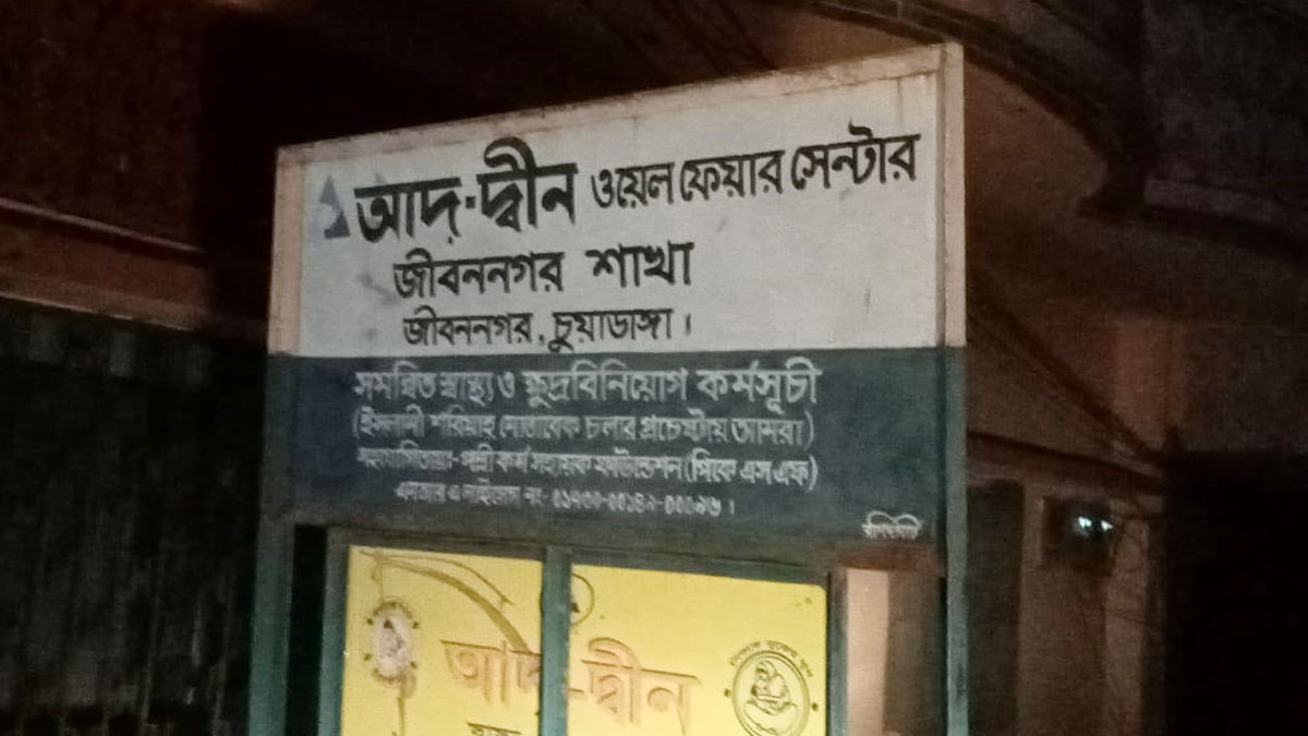 ছেলের কিস্তির টাকা না পেয়ে বৃদ্ধ বাবার ভ্যান কেড়ে নিল এনজিওকর্মী