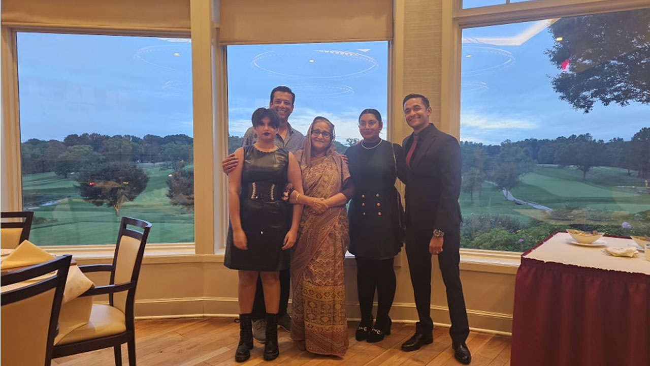 যুক্তরাষ্ট্রে মায়ের জন্মদিন উদযাপন করলেন জয়