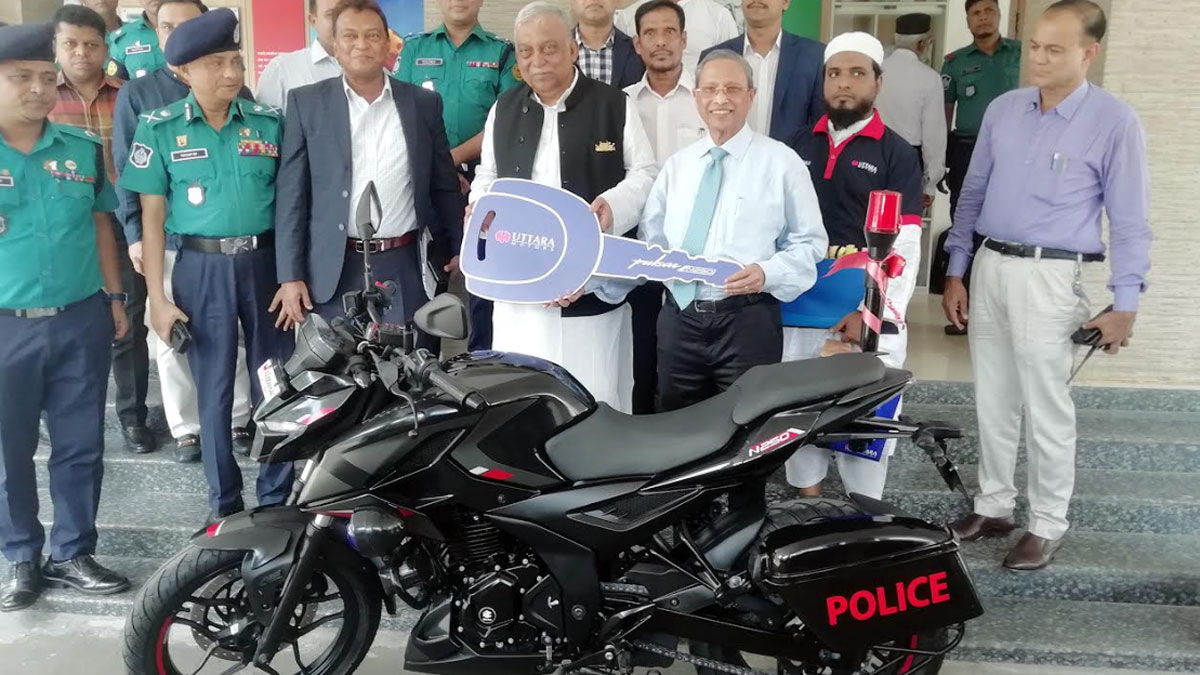 বাজাজ পালসার এন-২৫০ মোটরসাইকেল স্বরাষ্ট্রমন্ত্রীকে উপহার