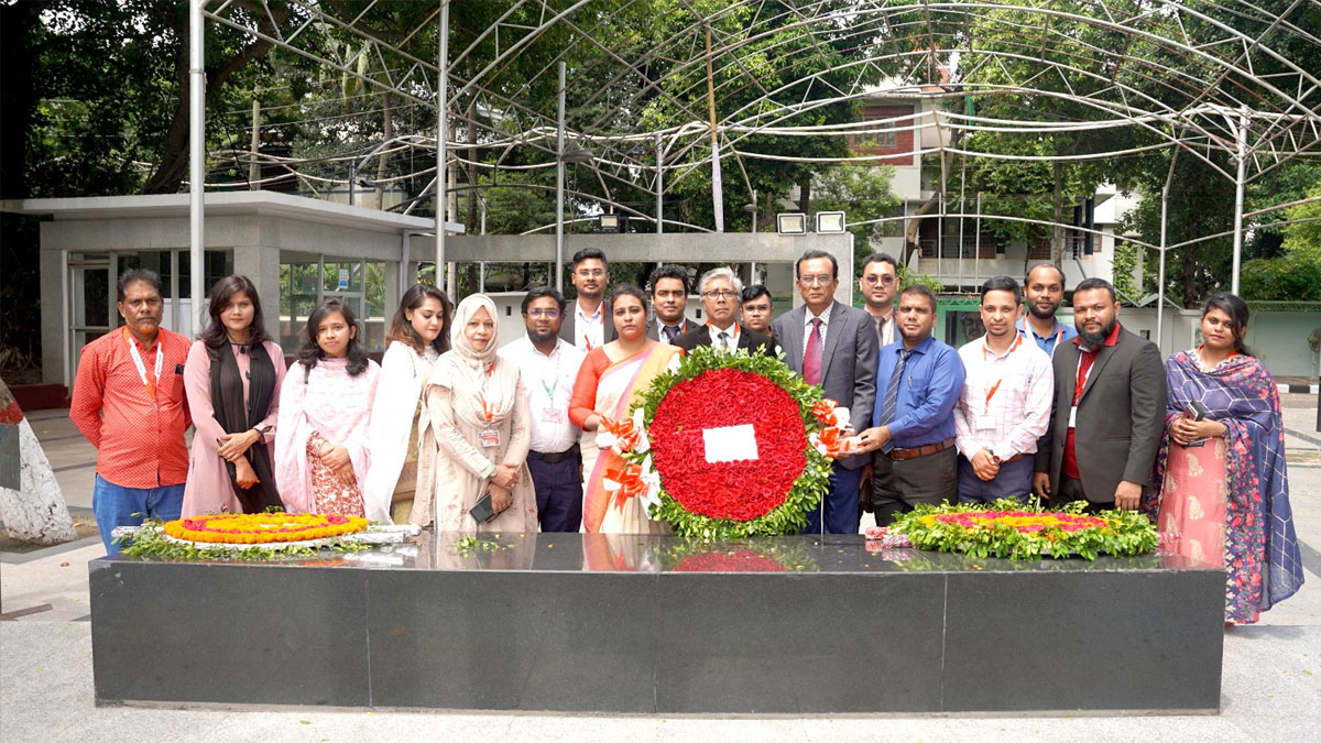 বঙ্গবন্ধুর প্রতিকৃতিতে প্রেসিডেন্সি ইউনিভার্সিটির ভিসির শ্রদ্ধা