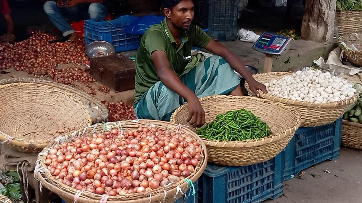 সরকারের বেঁধে দেওয়া দামে বিক্রি হচ্ছে না আলু-পেঁয়াজ-ডিম