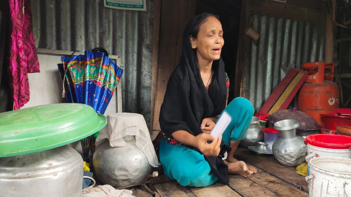 দুমুঠো খাবারের জন্য সন্তানকে দিয়ে দেন রোজিনা