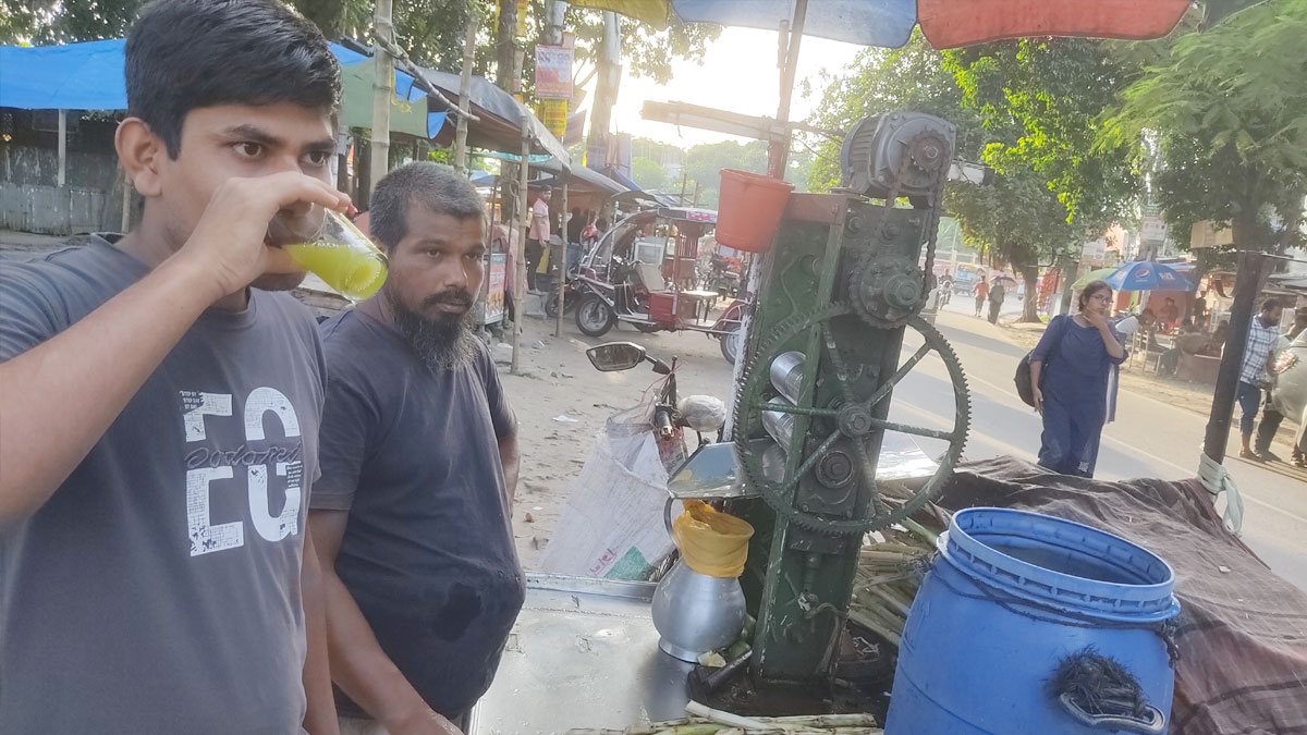 রসের দাম ৮ টাকা বাড়িয়েও সংসার চলে না ফারুকের