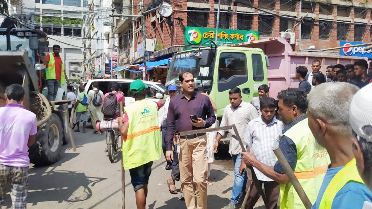 বনানীর ফুটপাত থেকে দুই শতাধিক অবৈধ দোকান উচ্ছেদ  