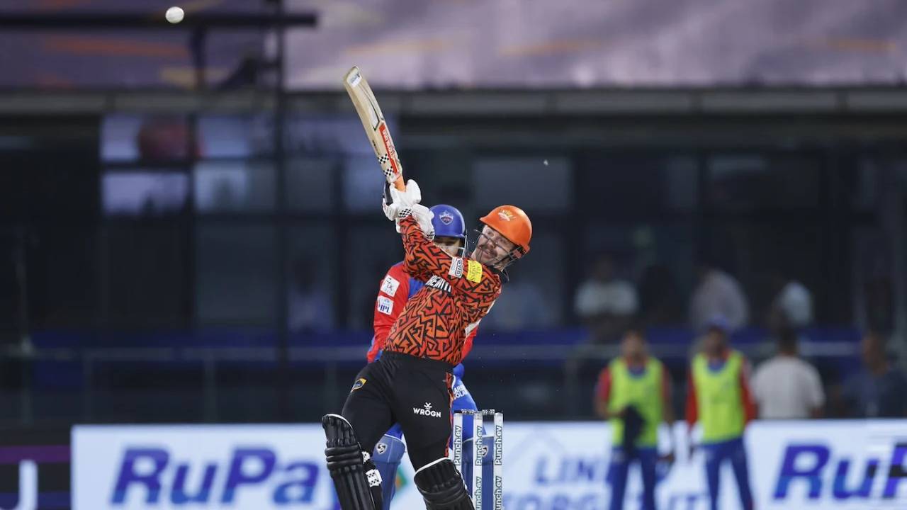 আইপিএলে রানবন্যা ঠেকাতে যে পরামর্শ দিলেন গাভাস্কার