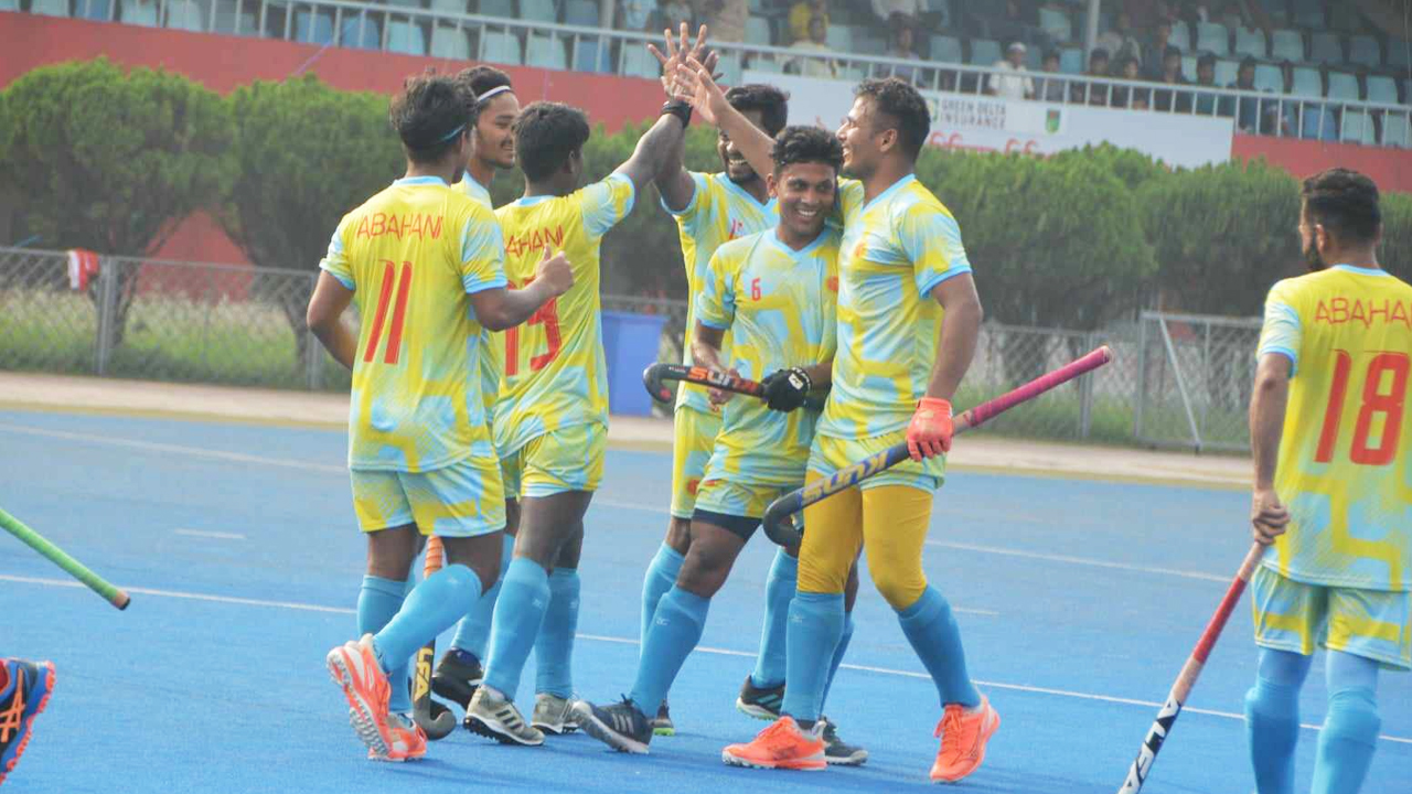 অ্যাজাক্সকে হারিয়ে আবাহনী শীর্ষে, ত্রিমুখী সমীকরণ শিরোপার