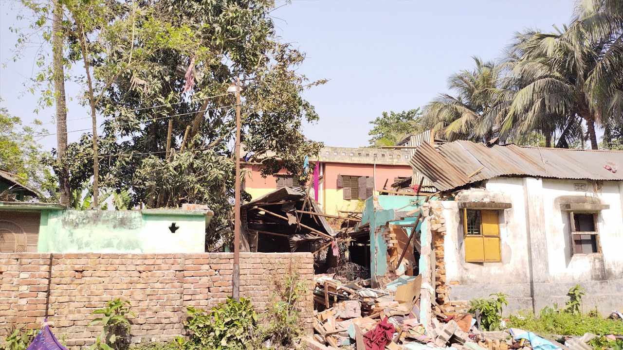 লোকচক্ষুর সামনেই বসতবাড়িতে তৈরি হতো পটকা, দেখার নেই কেউ