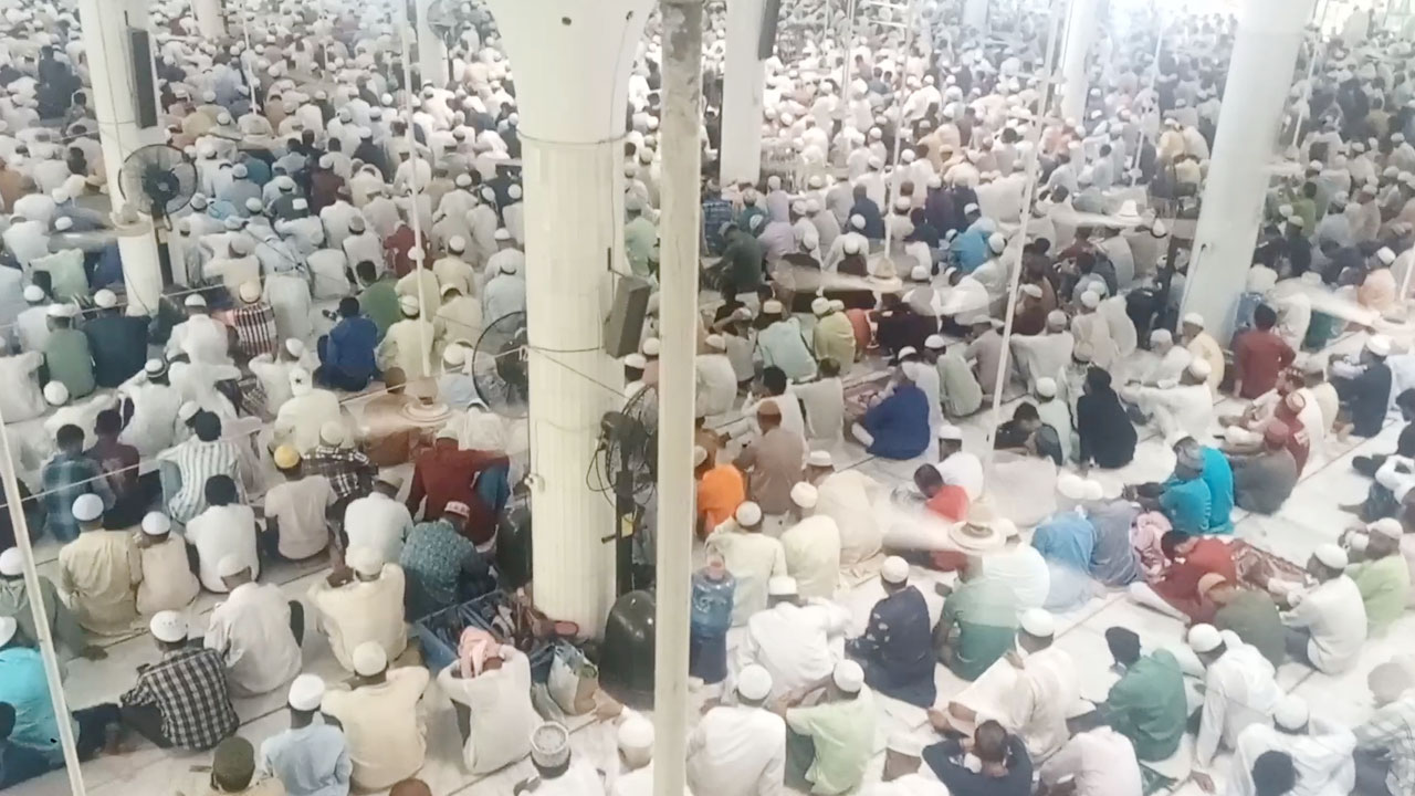 জুমাতুল বিদায় হাজীগঞ্জ বড় মসজিদে মুসল্লিদের ঢল