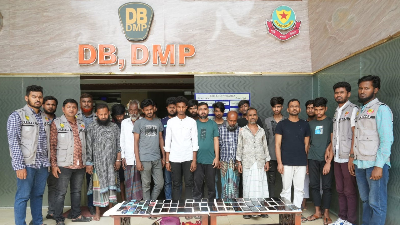 সেহরির পর নামাজির বেশে মোবাইল চুরি