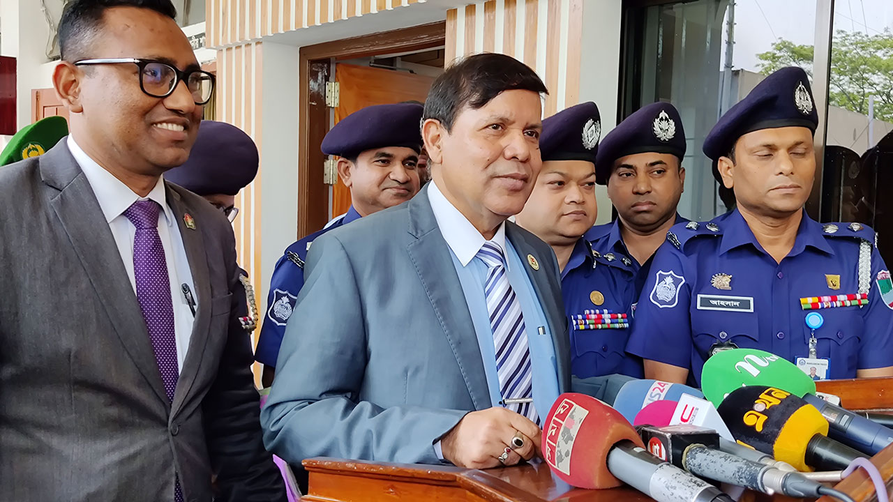 নির্বাচনে আইনশৃঙ্খলা স্বাভাবিক রাখতে নির্বাচন কমিশনারের নির্দেশ