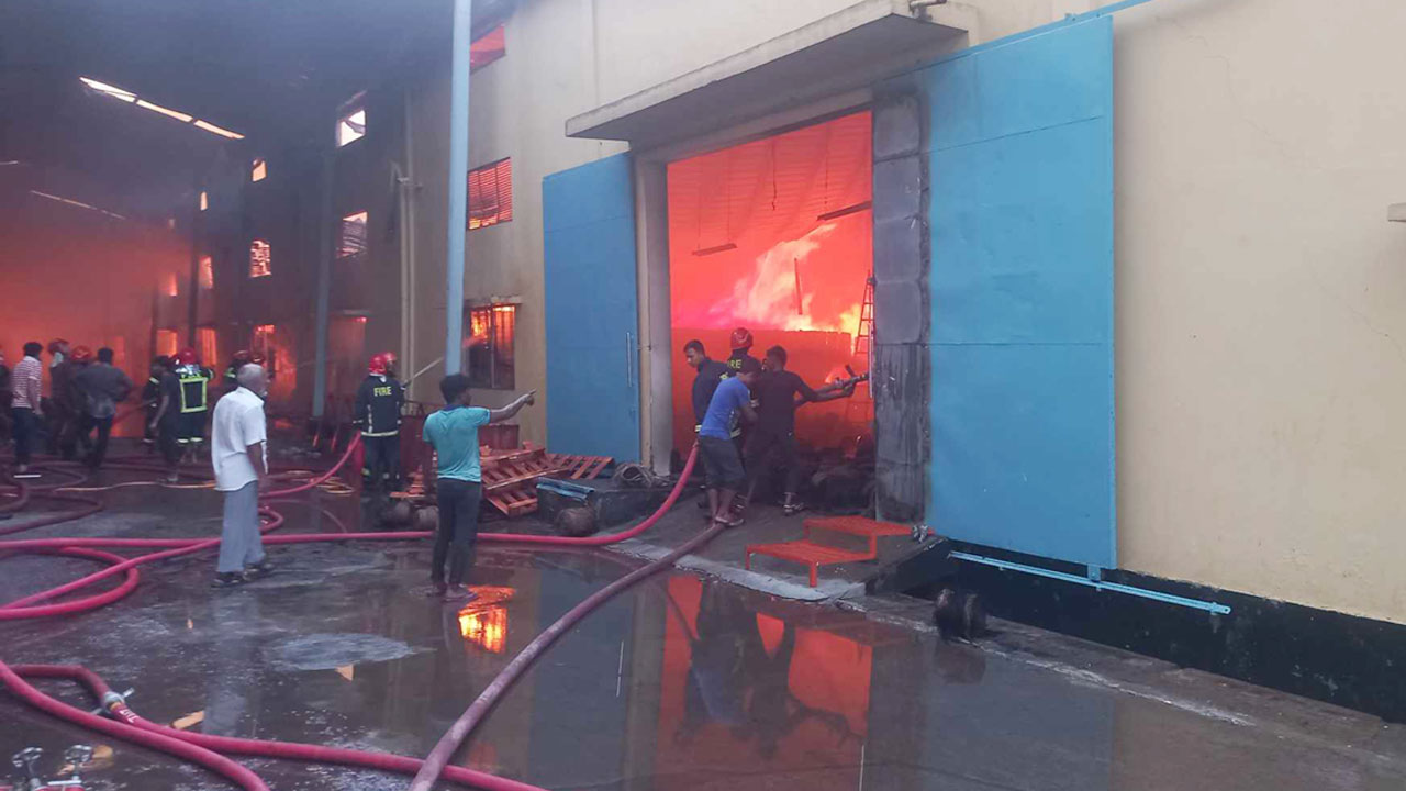 নেভেনি জুট মিলের আগুন, যোগ দিয়েছে নৌবাহিনী