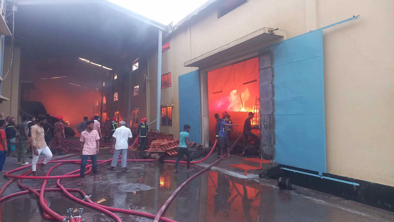 খুলনায় জুট মিলে আগুন, নিয়ন্ত্রণে ১১ ইউনিট