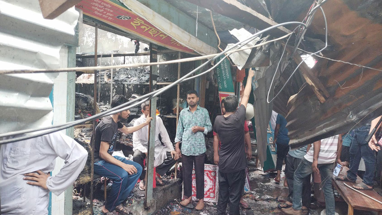 বগুড়ার শাপলা মার্কেটে আগুন, ভস্মীভূত ১৫ দোকান