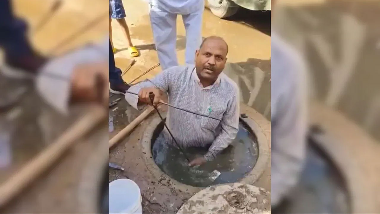 ভিডিও: বন্ধ নর্দমা পরিষ্কারে নিজেই নেমে পড়লেন কাউন্সিলর