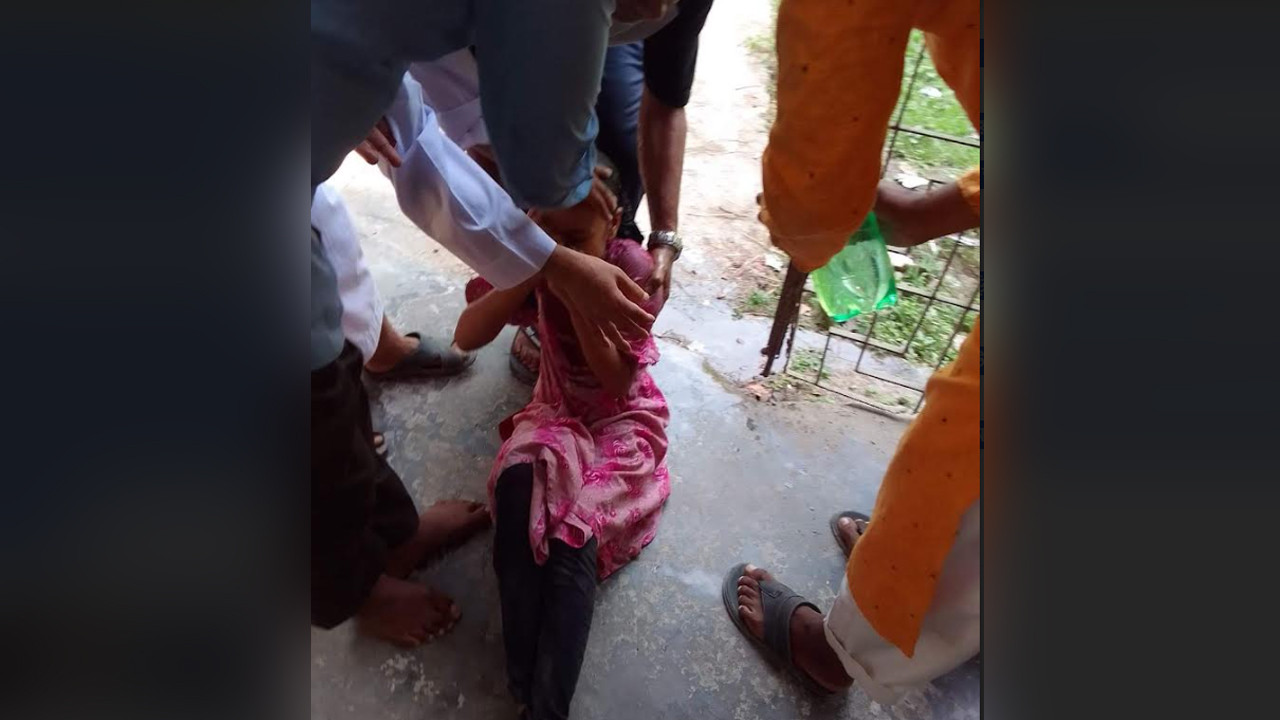 নোয়াখালীতে গরমে শ্রেণিকক্ষে অজ্ঞান হয়ে পড়ল মাদরাসাছাত্রী