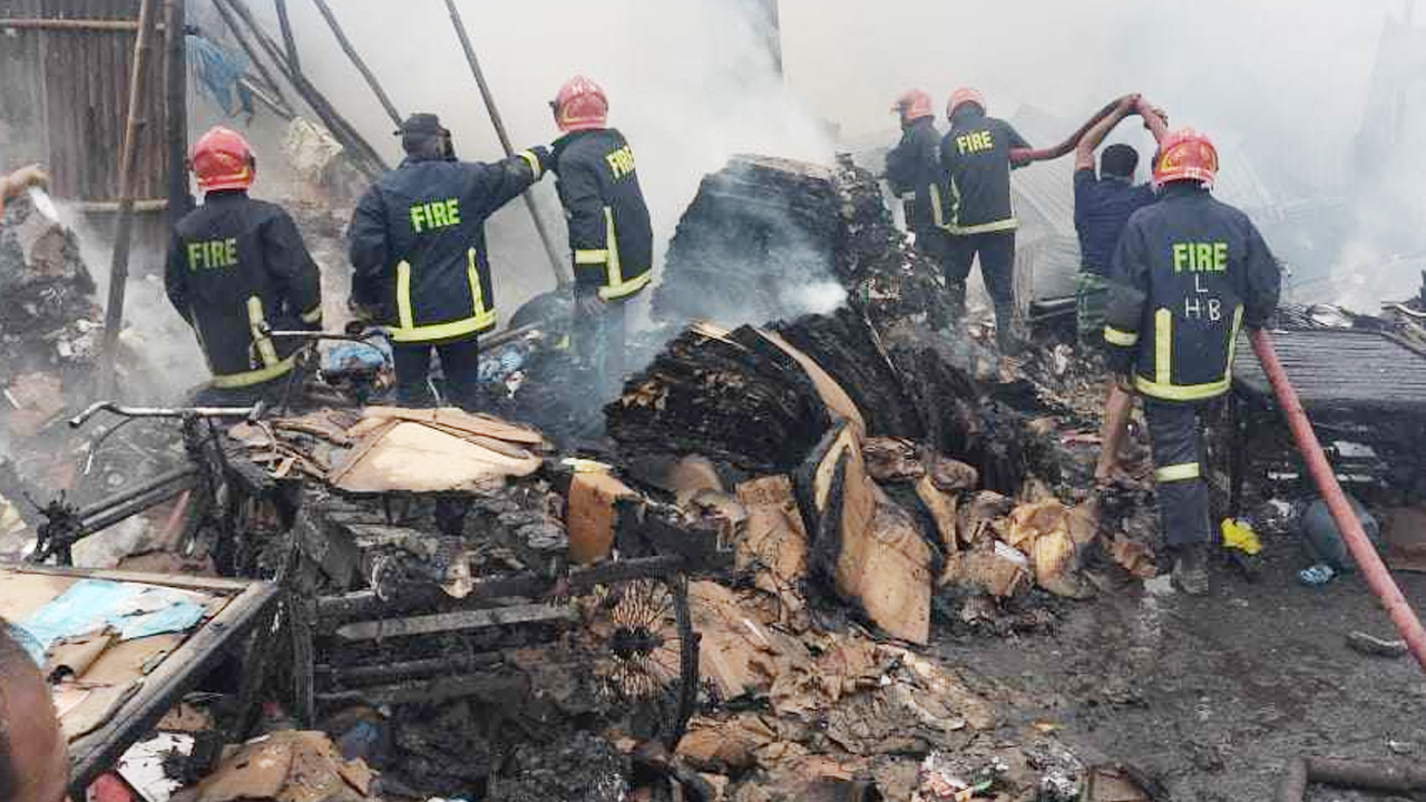 ৭ ইউনিটের চেষ্টায় হাজারীবাগের বস্তির আগুন নিয়ন্ত্রণে 