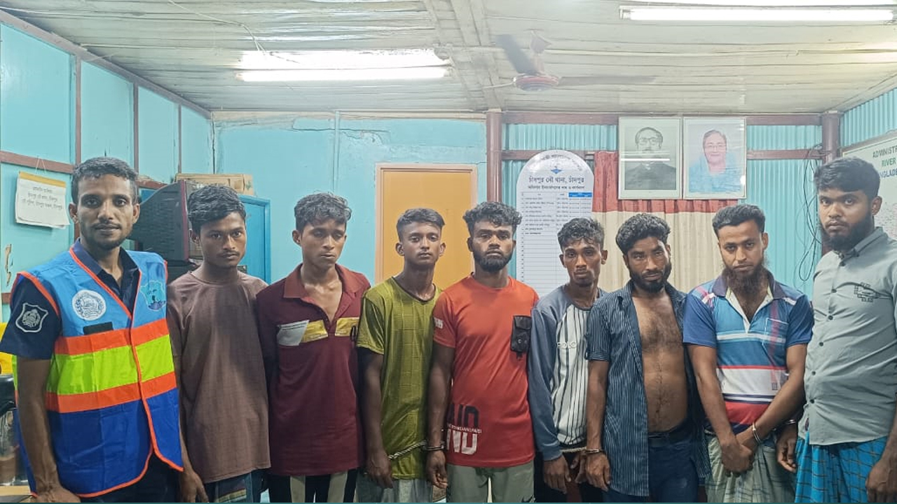 নিষেধাজ্ঞা অমান্য করে জাটকা ধরায় ১৩ জেলে আটক