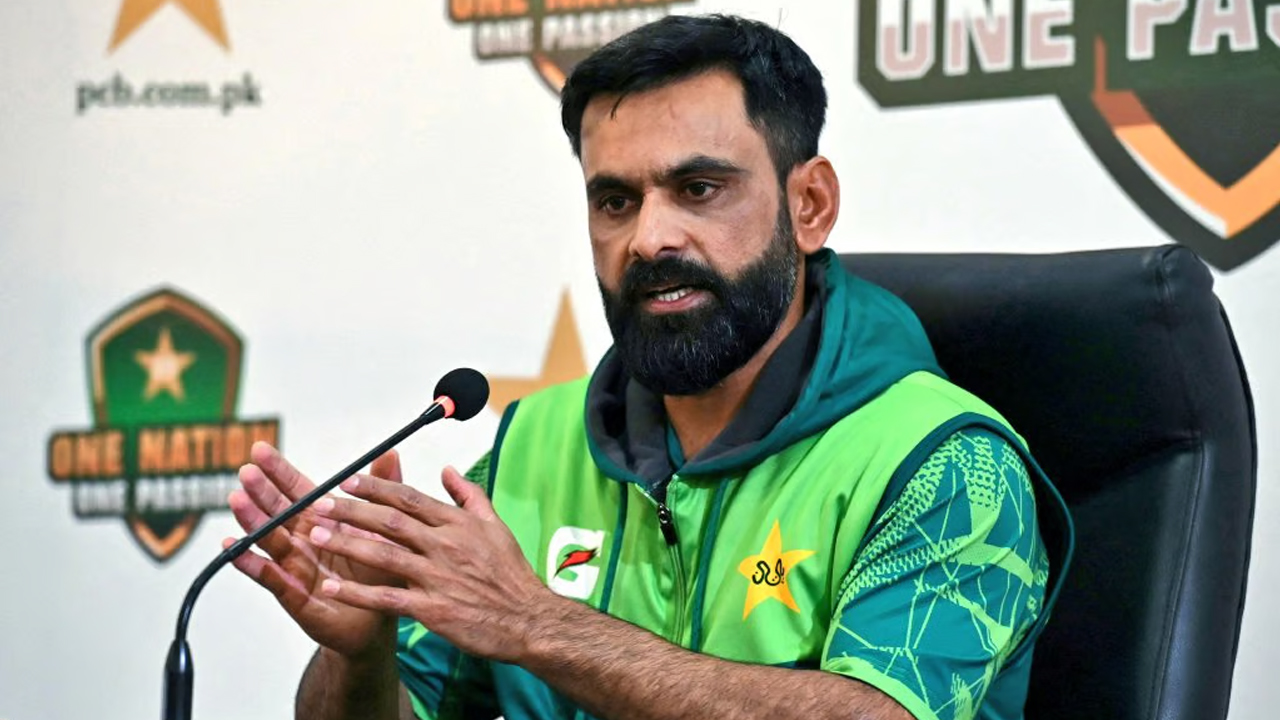 দায়িত্ব ছাড়ার ১ মাসেও হাফিজকে বেতন দেয়নি পিসিবি!