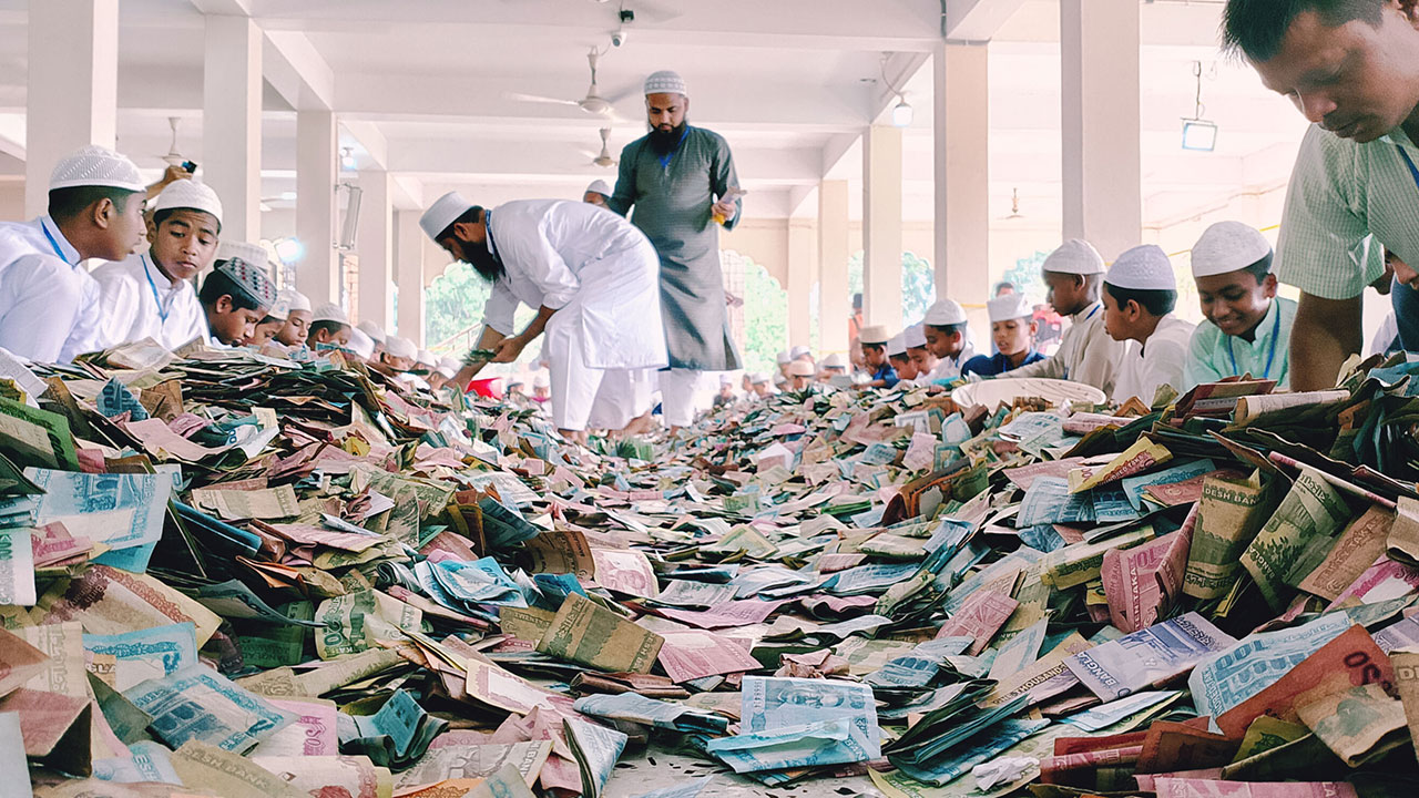 পাগলা মসজিদের টাকা গুনছেন ২২০ জন, এবার নতুন রেকর্ডের সম্ভাবনা