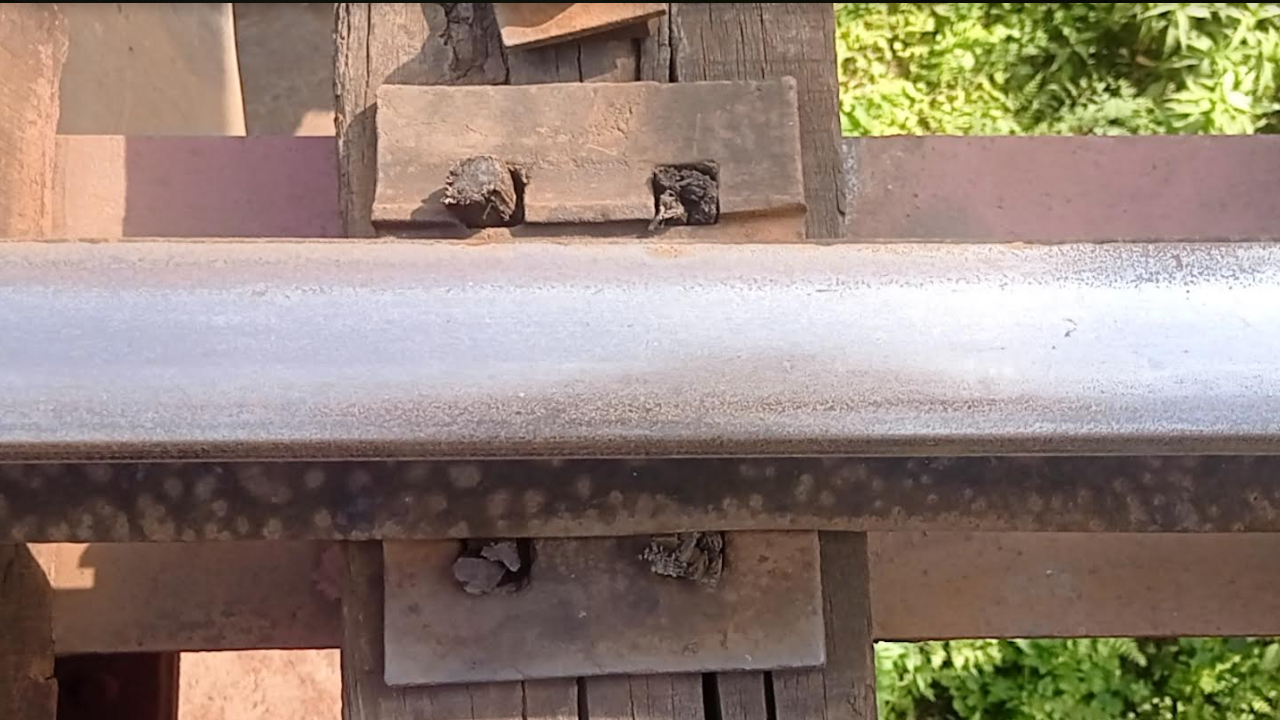 জামালপুরে রেলসেতুতে লোহার স্লিপার ক্লিপের বদলে বাঁশ!