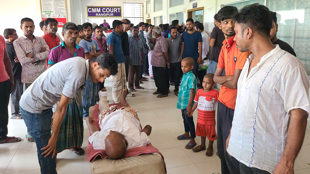 স্ট্রেচারে চড়ে আদালতে স্বামী, দৌড়ে পালালেন স্ত্রী